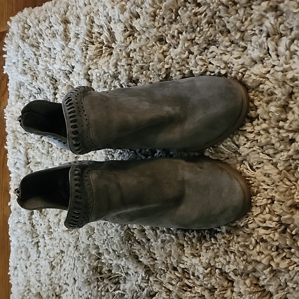 VINCE CAMUTO Fileana Ankle Suede Boots - Size 5.5